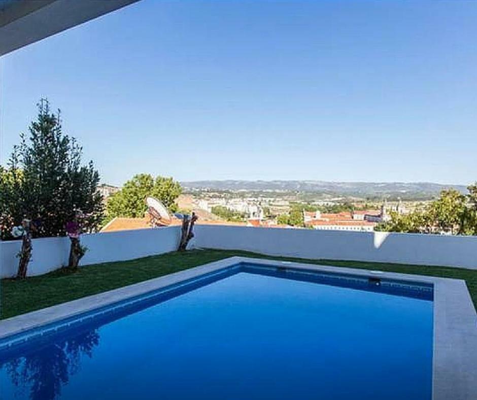 https://casa-alcobaca-holiday-home.ibooked.at/data/Photos/OriginalPhoto/8648/864814/864814106/Villa-Stunning-view-Alcoba-a-Exterior.JPEG